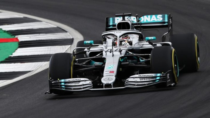 Hamilton a Mercedes volánja mögött