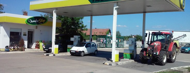 Autók tankolnak a mezőkovácsházi töltőállomáson