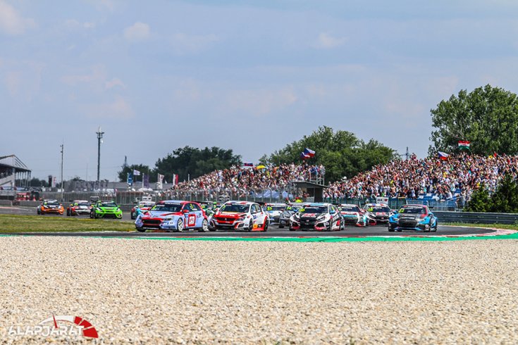 alt tag: A WTCR 2018-as mezőnye a Slovákia Ringen szemből fotózva