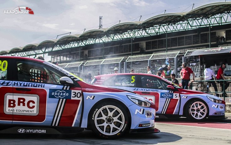BRC Hyundaiok a boxutcában oldalról fotózva