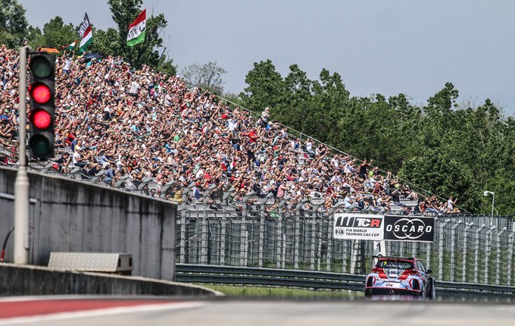 Michelisz Norbert az egyes kanyar féktávján