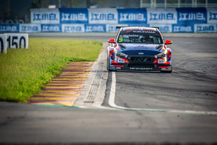 Michelisz Norbi autója szemből Kínában