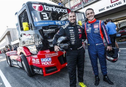 A két magyar bajnok, Kiss Norbi és Michelisz egymás mellett egy boxban