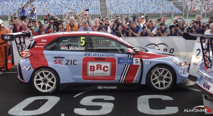 Michelisz Norbert autója oldalról fotózva