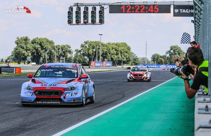 Michelisz Norbert a Szlovákia ring célegyenesében