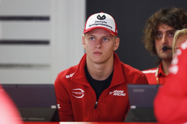 Mick Schumacher szemből fotózva