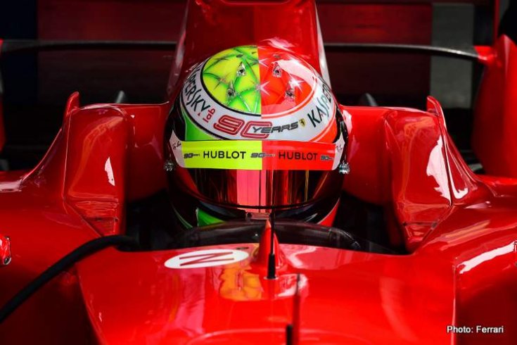 Mick Schumacher egy felezett sisakdizájnban Michael Schumacher Ferrarijában