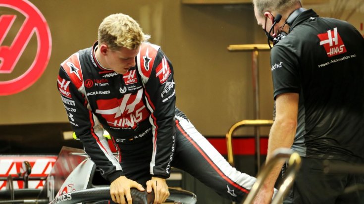 Mick Schumacher beszáll a Haas autójába