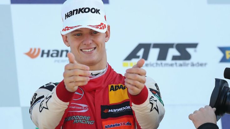 Mick Schumacher a pódiumon mosolyog