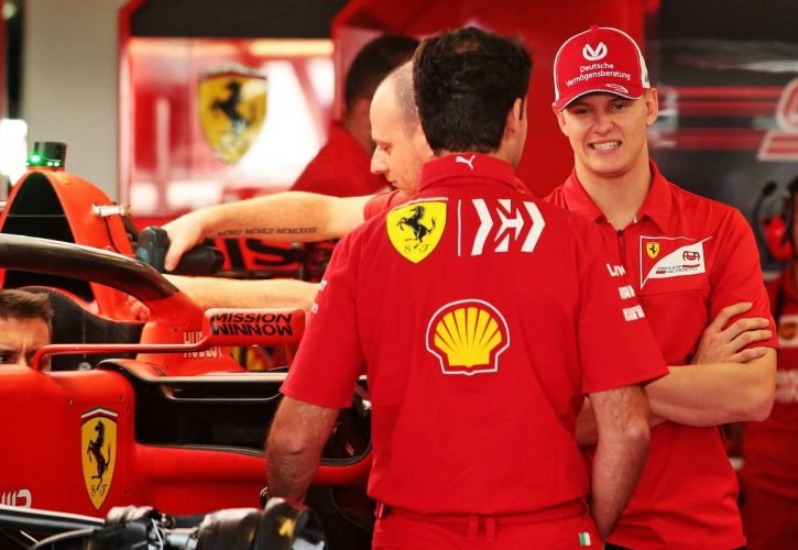 Mick Schumacher a Ferrari garázsában