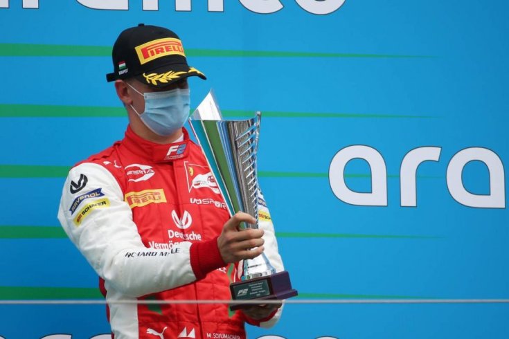 Mick Shumacher trófeával ünnepel