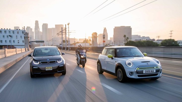 BMW i3, egy motoros és Mini Cooper SE közúton közlekedve