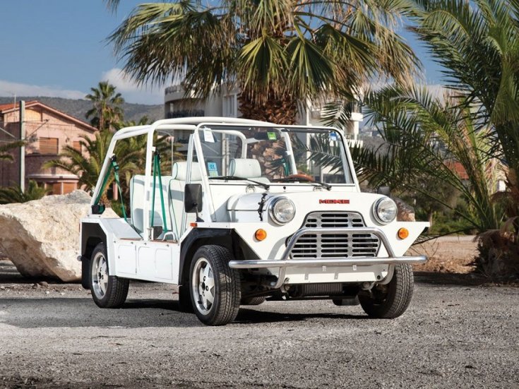 1961 Mini Moke, fehér tengerparti cirkáló, elölnézet, oldalnézet, jobbról döntve, távolról fotózva, ráközelítve