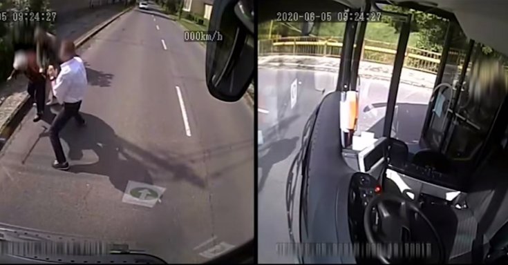 Szolgálatban lévő buszsofőr siet egy idős asszony segítségére