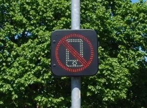 áthúzott telefonnal figyelmeztető jelzőtábla