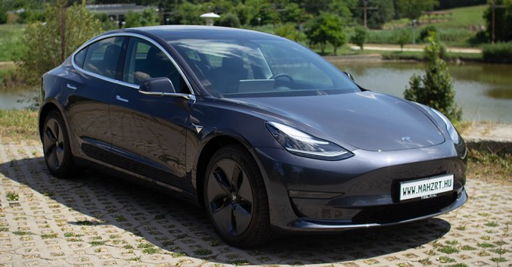 tesla.hu-n eladott Tesla Model 3 szemből