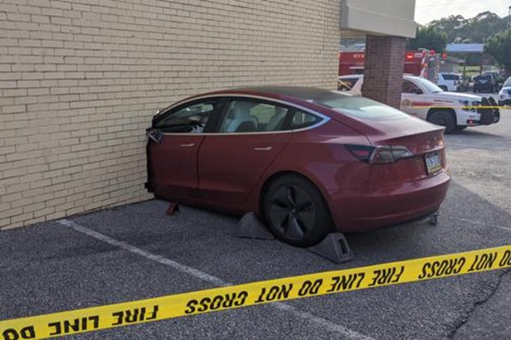 Tesla Model 3 a téglafalban