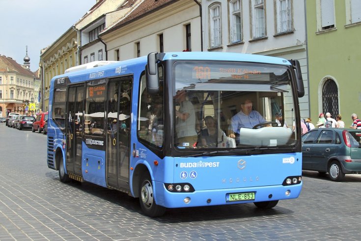 Kép a kék színű elektromos Modulo buszról Budapestről