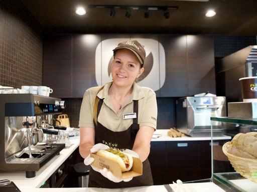 Hot dogot is árulnak a Mol benzinkútjain
