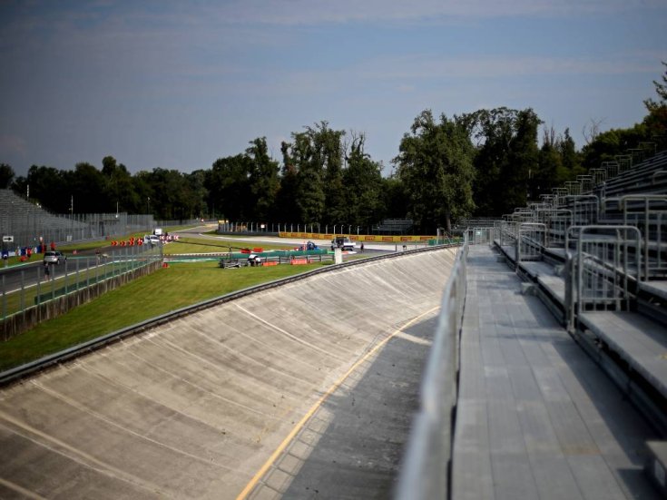 Döntött kanyar Monzában a legendás F1-es helyszínen, a célegyenes végén