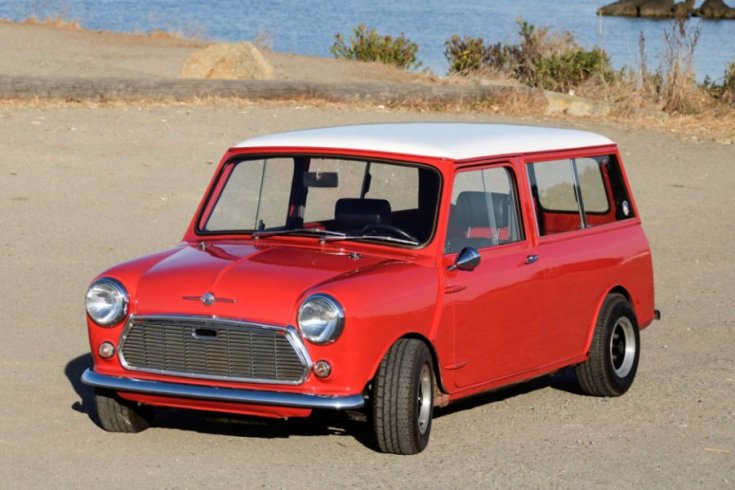 Morris Mini Traveller, piros kombi, fehér tetővel, elölnézet, oldalnézet, balról, háttérben tengerpart