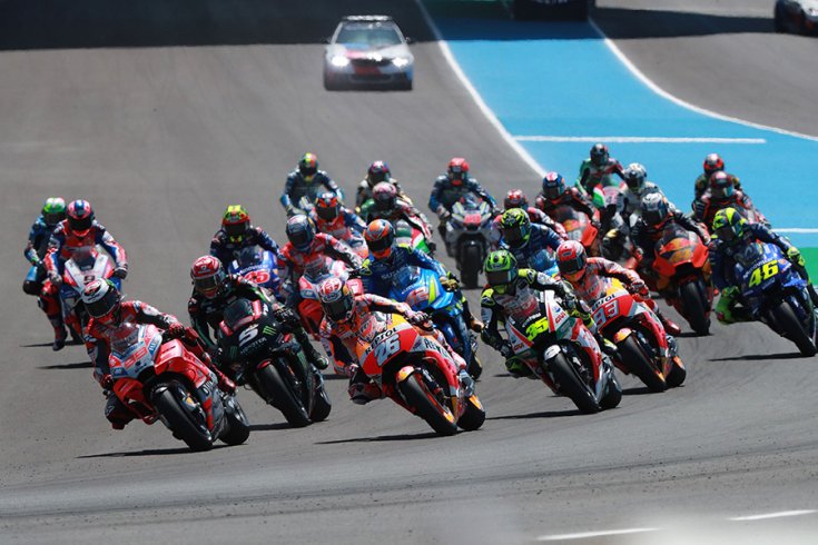 A MotoGP mezőnye a rajt után, szemből fotózva