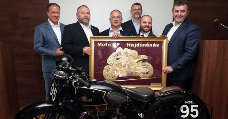 A hajdúnánási MotoGP pálya sajtótájékoztatójának résztvevői