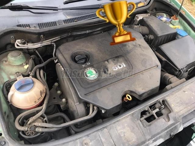 Egy 19 éves Škoda Fabia motortere