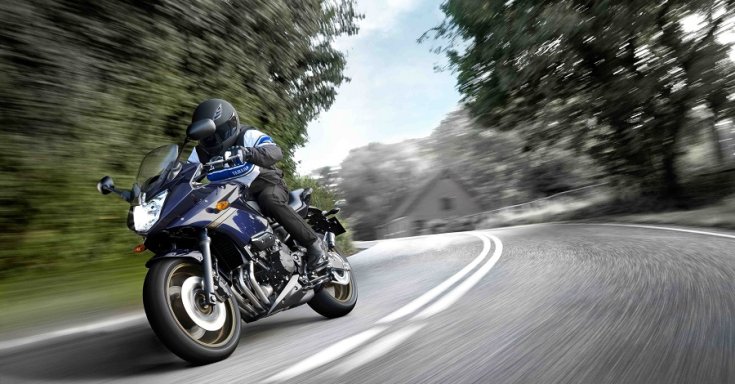 Nagy sebességgel közlekedő motoros