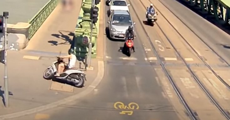 Járókelők közé hajtó motoros