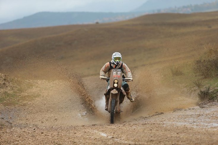 A motoros kategória győztese terepen