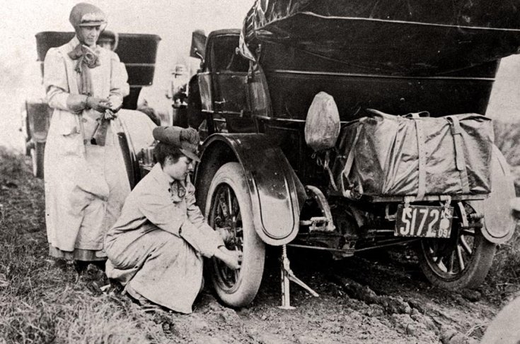 Mrs. Alice Huyler Ramsey az első női autóklub elnöke kereket cserél
