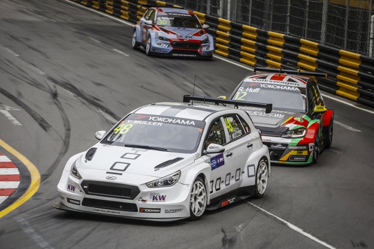 Yvan Muller autója oldalról fotózva