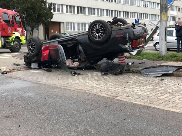 Fejre borult Ford Mustang Nyíregyházán