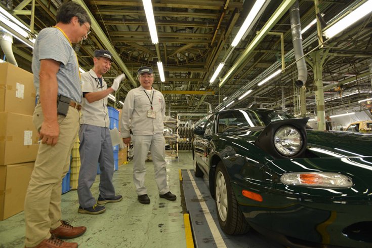Egy Mazda MX-5 NA restaurálás közben elölről fotózva
