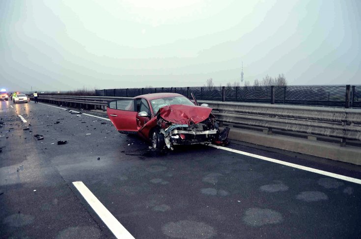 Súlyosan sérült autó az M5-ös autópályán