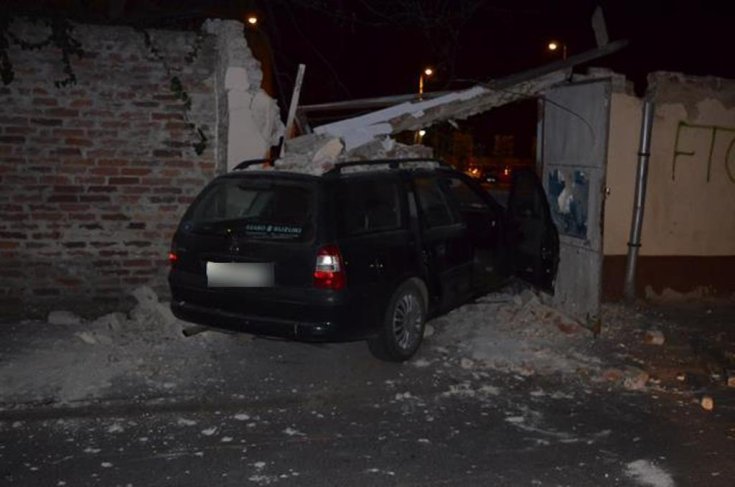 Falnak csapódott Opel