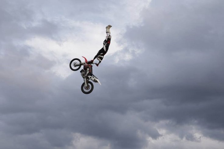 Hujber Péter a levegőben motorjával
