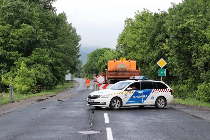 fotó egy úton keresztben álló rendőrautóról a Dunaknyarban