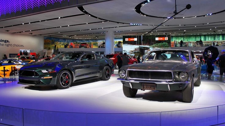 Baloldalon egy új Ford Mustang, mellette pedig régi felmenője az Észak-amerikai Nemzetközi Autókiállításon