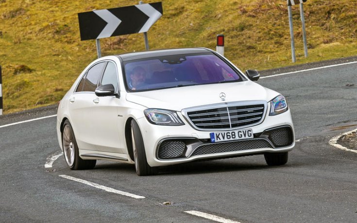 A Mercedes-Benz S65 AMG egy kanyarban