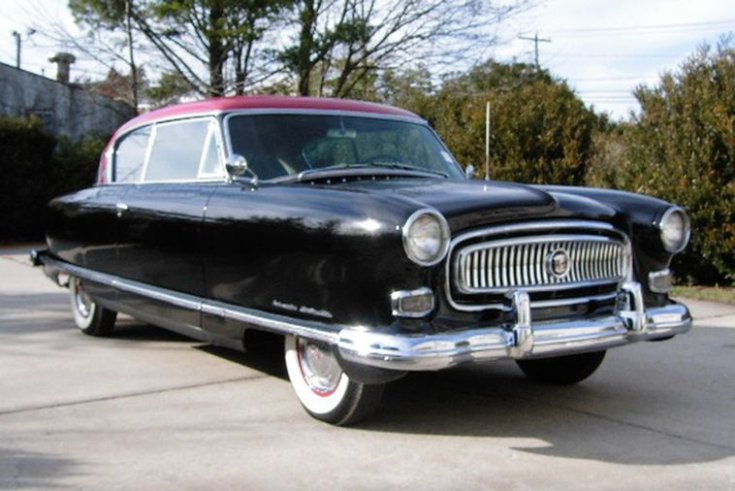 1954-es gyártású, fekete-piros fényezésű Nash Ambassador