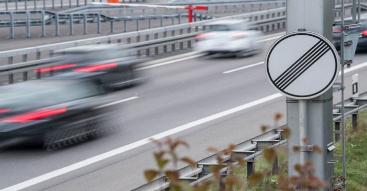 Valamelyik német autópálya-szakaszon haladó autók