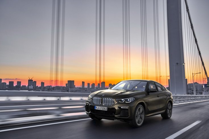 2020 BMW X6 hídon átkel