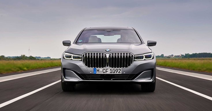 A BMW 7-es szériája szemből fotózva