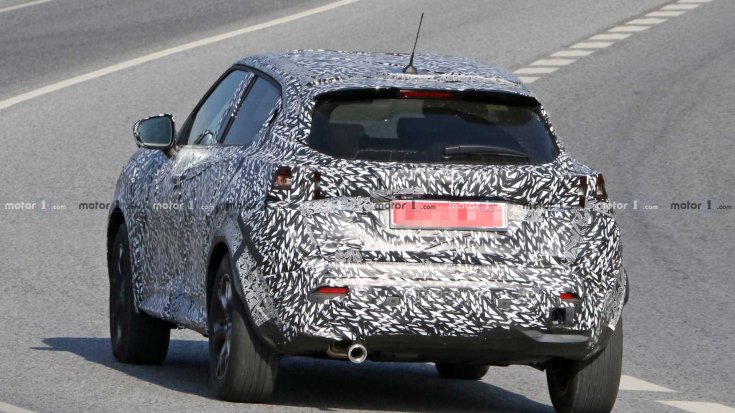 Az álcázott Nissan Juke 2020 hátulja
