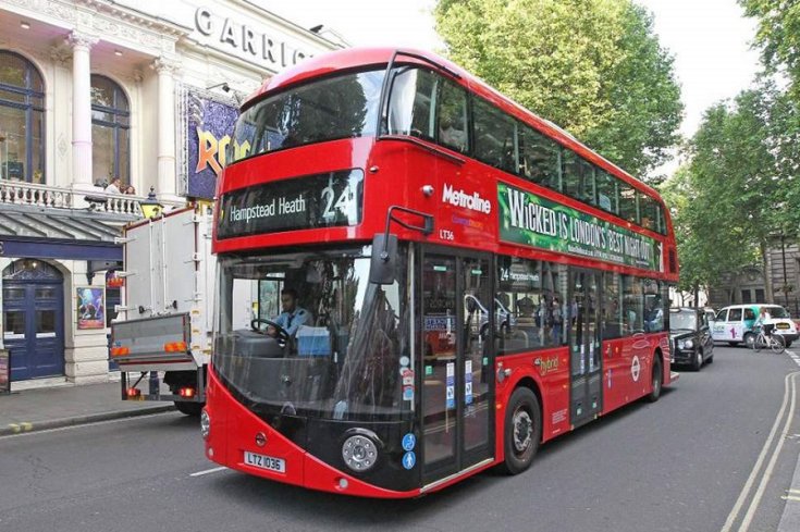 New Routemaster, piros, oldalnézet, balról
