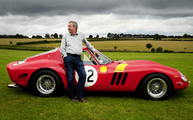 Nick Mason egy Ferrarival egy vidéki tájon