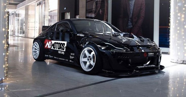 Nissn 350Z ZARA előtt parkol