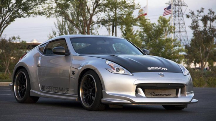 Nissan 370Z elölről negyvenöt fokban fotózva
